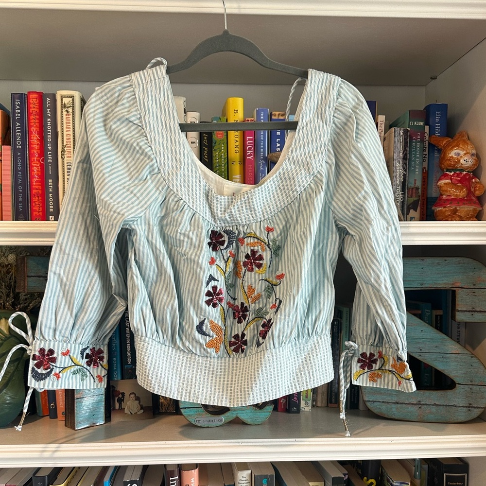 Anthropologie || peasant top with flower detail || size xs